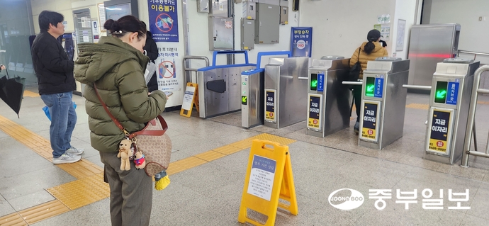25일 오전 지하철 4호선·수인분당선·서해선이 지연되며 출근길 시민들이 불편을 겪고 있는 가운데, 안산시 지하철 4호선 한대앞역 개찰구에 열차 지연을 알리는 안내문이 설치돼 있다. 신연경기자