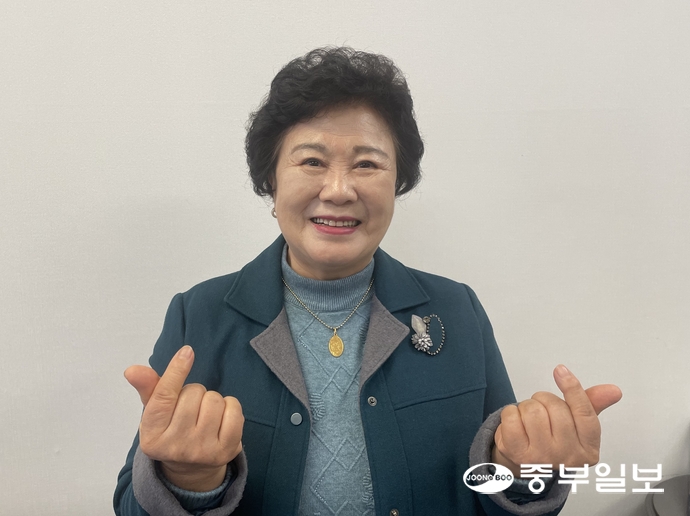박분선 사랑나눔봉사단장이 중부일보와의 인터뷰에서 손하트 포즈로 미소를 짓고 있다. 손용현기자