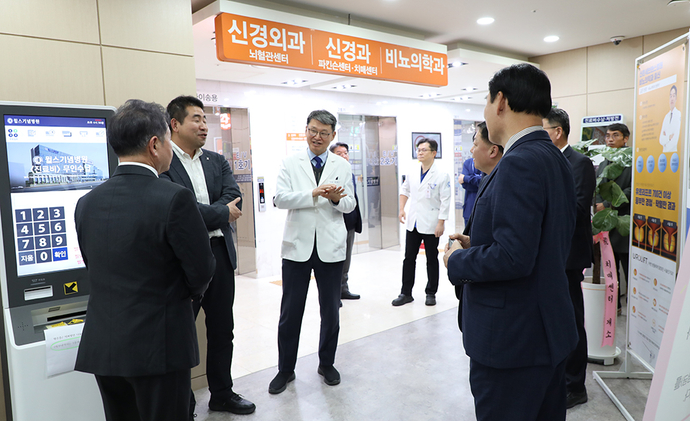 박춘근(가운데) 윌스기념병원 원장이 관계자들과 함께 증축된 건물을 돌아보고 있다.  사진=윌스기념병원