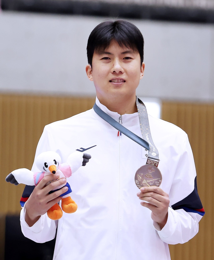 24일 일본 도쿄 나카노 종합체육관에서 열린 2025 도쿄 데플림픽 태권도 남자 겨루기 80㎏ 이상급에서 금메달을 획득한 이학성(김포시청)이 기념촬영을 하고 있다. 사진=대한장애인체육회