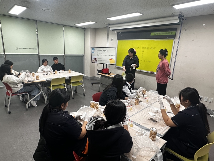 지난 21일 연천군 청소년들이 ‘지구의 환경을 고민하다’ 프로그램에서 업사이클링 체험 활동을 진행하고 있다. 사진=연천군청