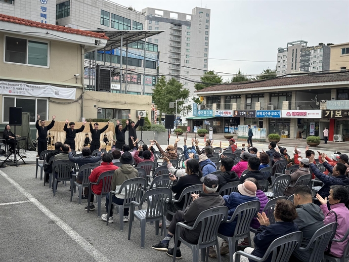주택관리공단 평택합정3단지가 최근 단지 내에서 입주민들을 대상으로 전통문화 공연을 진행하고 있다. 사진=주택관리공단