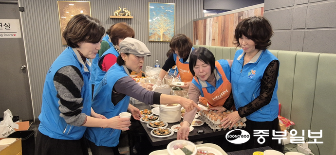 25일 청소년 장학금 후원을 위한 일일찻집 행사에 참여한 봉사단원들이 다과를 준비하고 있다. 하재홍기자