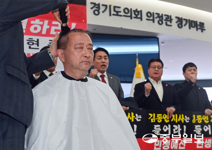 백현종 경기도의회 국민의힘 대표의원이 25일 오후 수원시 영통구 경기도의회 1층 로비에서 진행된 국민의힘 투쟁 선포식에서 삭발을 하고 있다. 임채운기자