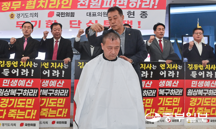 백현종 경기도의회 국민의힘 대표의원이 25일 오후 수원시 영통구 경기도의회 1층 로비에서 진행된 국민의힘 투쟁 선포식에서 삭발을 하고 있다. 임채운기자