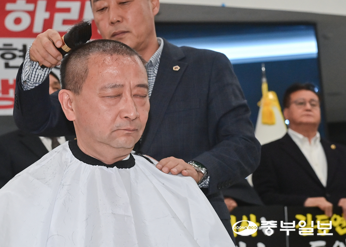 백현종 경기도의회 국민의힘 대표의원이 25일 오후 수원시 영통구 경기도의회 1층 로비에서 진행된 국민의힘 투쟁 선포식에서 삭발을 하고 있다. 임채운기자