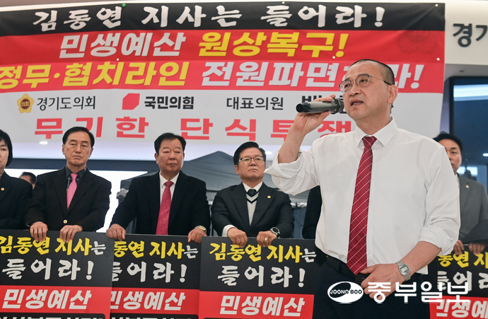 25일 오후 수원시 영통구 경기도의회 1층 로비에서 진행된 국민의힘 투쟁 선포식에서 백현종 경기도의회 국민의힘 대표의원이 삭발을 한 후 김동연 경기도지사 정무라인 및 협치라인 전원의 파면을 촉구하고 있다. 임채운기자