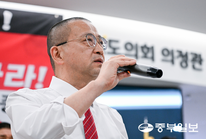 25일 오후 수원시 영통구 경기도의회 1층 로비에서 진행된 국민의힘 투쟁 선포식에서 백현종 경기도의회 국민의힘 대표의원이 삭발을 한 후 김동연 경기도지사 정무라인 및 협치라인 전원의 파면을 촉구하고 있다. 임채운기자