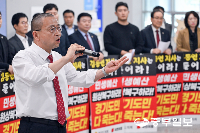 25일 오후 수원시 영통구 경기도의회 1층 로비에서 진행된 국민의힘 투쟁 선포식에서 백현종 경기도의회 국민의힘 대표의원이 삭발을 한 후 김동연 경기도지사 정무라인 및 협치라인 전원의 파면을 촉구하고 있다. 임채운기자