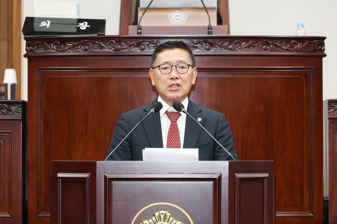 경규명 여주시의원이 제78회 정례회 개회식 자유발언에서 신청사 건립 추진과정의 정당성을 설명하고 있다. 사진=여주시의회