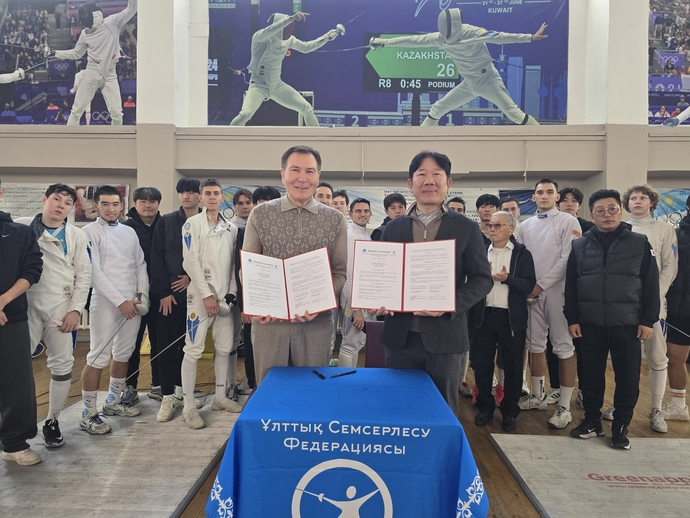 지난주 카자흐스탄 알마티 스포츠스쿨에서 온현종(사진 오른쪽) 경기도펜싱협회장과 미르불랏 아부오브 카자흐스탄펜싱협회장이 펜싱 발전 협약을 맺은 뒤 협약서를 들고 기념사진을 찍고 있다. 사진=경기도펜싱협회