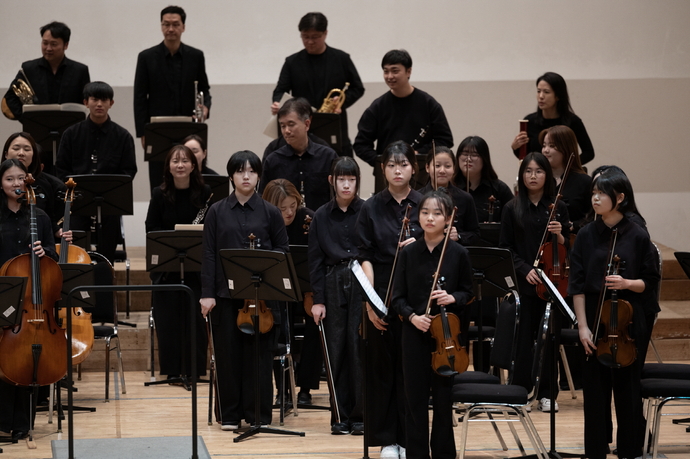수원 꿈쟁이오케스트라 단원들이 지난 18일 수원시청소년문화센터에서 열린 정기연주회에서 관객에게 인사하고 있다. 사진=수원시청