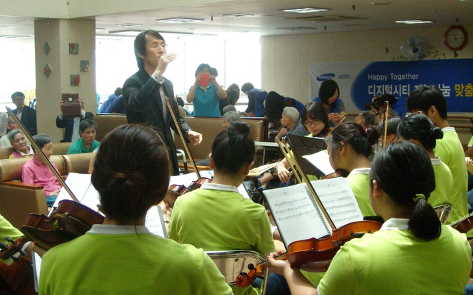 꿈쟁이오케스트라가 수원시립노인전문요양원에서 어르신을 위한 나눔 공연을 하고 있다. 사진=수원시청
