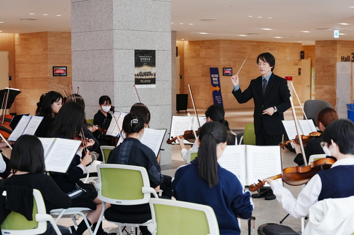 꿈쟁이오케스트라가 수원 지역 행사장에서 공연을 하고 있다. 사진=수원시청