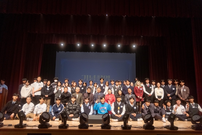 수원문화원 빛누리아트홀에서 열린 ‘2025년도 하반기 장학생의 날’ 행사 참석자들이 기념 촬영을 하고 있다. 사진=수원시청