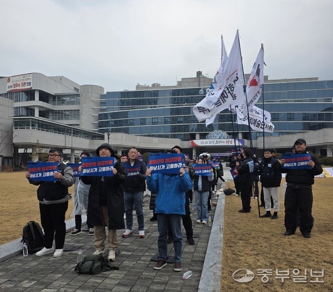 25일 하남시청에서 하남시립합창단 노조와 민주노총 경기문화예술지부 관계자들이 예술노동자의 처우개선과 공연기회 확대를 촉구하는 집회를 벌이고 있다. 이준도 기자