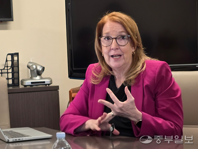 14일 오후(현지시간) 미국 마이애미에 위치한 선 센티넬 본사 회의실에서 그레첸 데이브라이언트 편집국장이 취재진의 질문에 답하고 있다. 민병수기자/