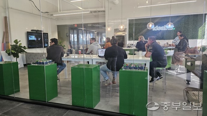 14일 오전(현지시간) 미국 마이애미에 위치한 팜비치 포스트 본사 아이디어바에서 직원들이 회의를 하고 있다. 민병수기자/