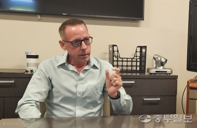 14일 오후(현지시간) 미국 마이애미에 위치한 선 센티넬 본사 회의실에서 데이비드 슐츠 디지털 에디터가 디지털 혁신에 대해 설명하고 있다. 민병수기자/