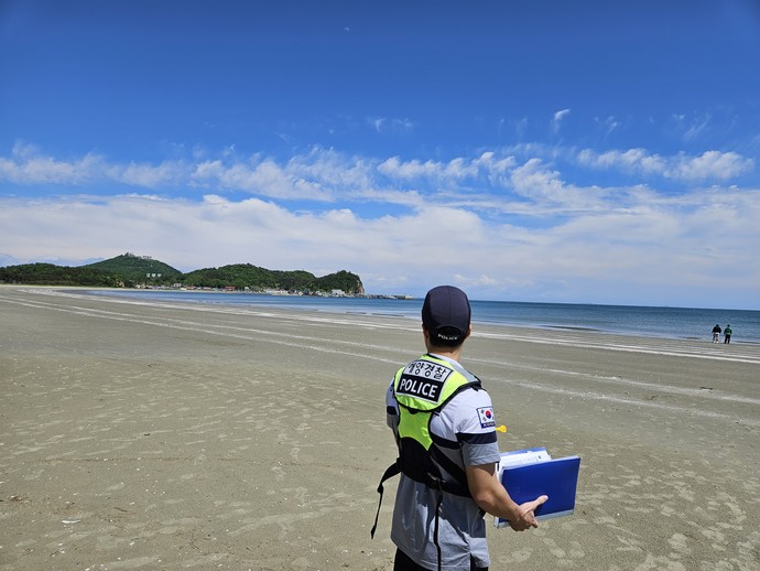 인천 해경이 옹진군 백령면 사곶해변 순찰을 하고 있다. 사진=인천해양경찰서