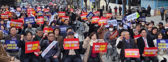 25일 인천 서구 마실거리에서 열린 수도권매립지 추가 사용 반대 집회에 참여한 서구발전협의회 회원과 검단 주민 등이 수도권매립지 추가 사용 반대와 인천시 이관을 요구하며 구호를 외치고 있다.  사진=서구발전협의회
