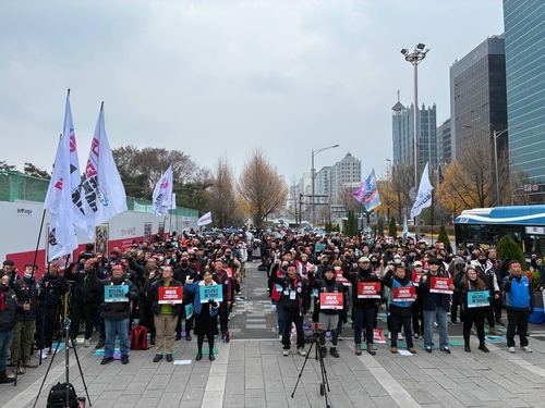 25일 오후 서울 송파구 배달의민족 본사 앞에서 민주노총 공공운수노조 라이더유니온 소속 배달 라이더들과 상인들이 배차 시스템 ‘로드러너’ 전면 폐기를 촉구하는 집회를 열고 있다. 사진=라이더유니온