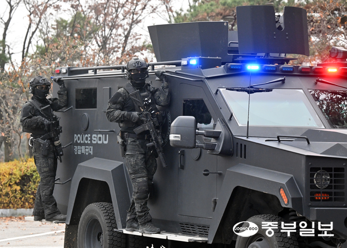 25일 오후 수원시 팔달구 수원월드컵경기장에서 드론 테러 상황을 가정한 ‘2025 경기남부 대테러 관계기관 합동훈련’이 진행되고 있다. 김경민기자