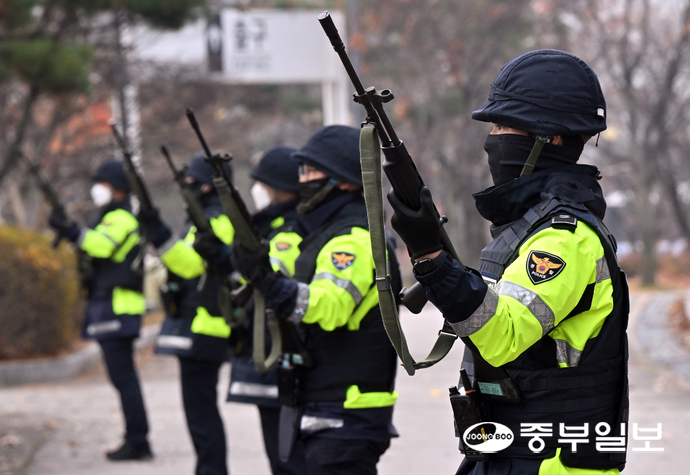 25일 오후 수원시 팔달구 수원월드컵경기장에서 드론 테러 상황을 가정한 ‘2025 경기남부 대테러 관계기관 합동훈련’이 진행되고 있다. 김경민기자