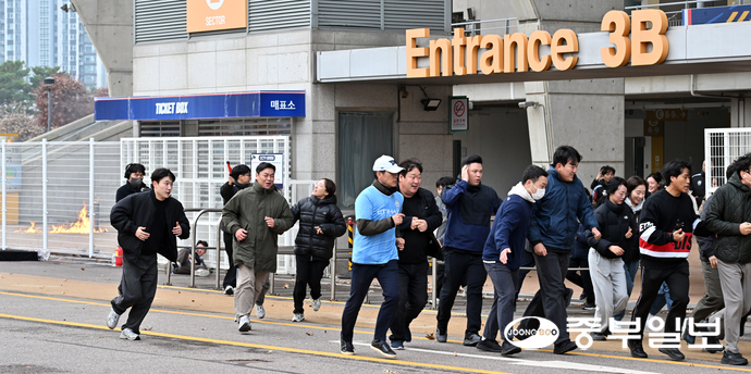 25일 오후 수원시 팔달구 수원월드컵경기장에서 드론 테러 상황을 가정한 ‘2025 경기남부 대테러 관계기관 합동훈련’이 진행되고 있다. 김경민기자