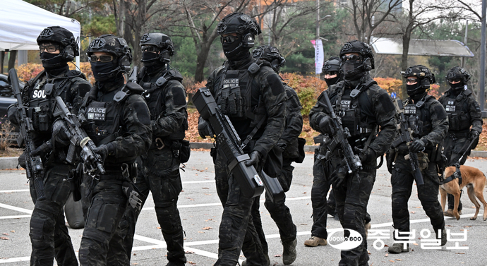 25일 오후 수원시 팔달구 수원월드컵경기장에서 드론 테러 상황을 가정한 ‘2025 경기남부 대테러 관계기관 합동훈련’이 진행되고 있다. 김경민기자