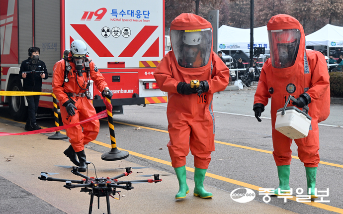 25일 오후 수원시 팔달구 수원월드컵경기장에서 드론 테러 상황을 가정한 ‘2025 경기남부 대테러 관계기관 합동훈련’이 진행되고 있다. 김경민기자