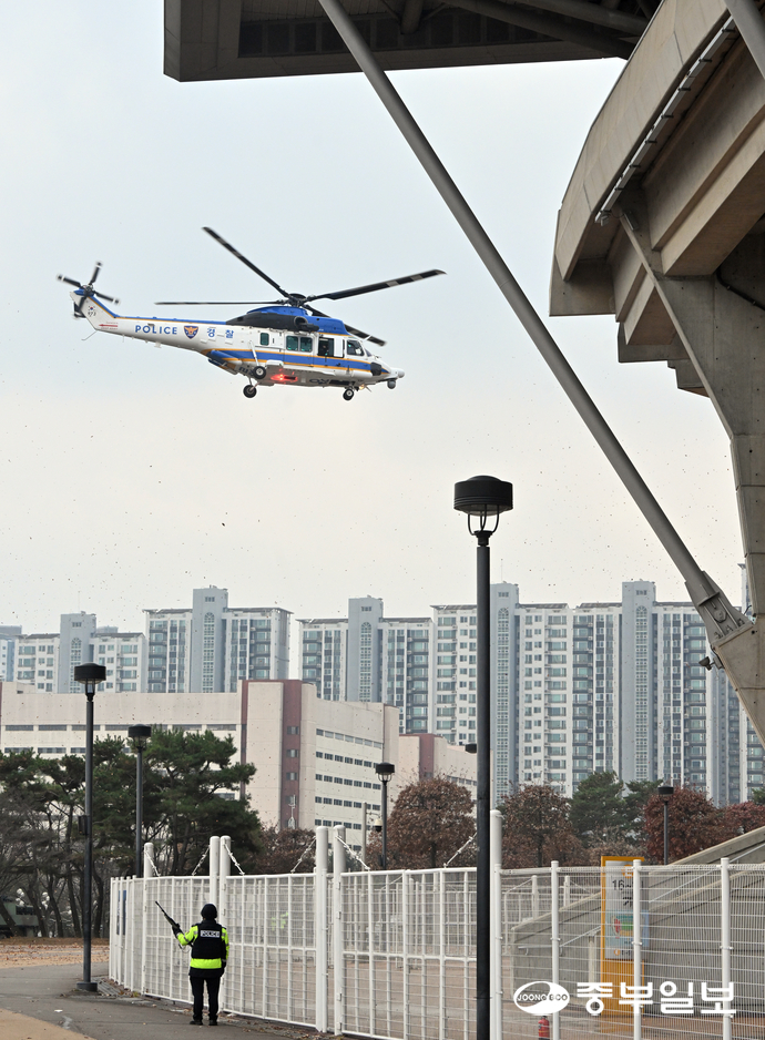 25일 오후 수원시 팔달구 수원월드컵경기장에서 드론 테러 상황을 가정한 ‘2025 경기남부 대테러 관계기관 합동훈련’이 진행되고 있다. 김경민기자