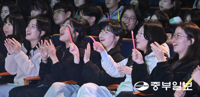 25일 오전 의왕시 계원예술대학교 우경아트홀에서 열린 ‘의왕시 고3 힐링 콘서트’에서 수능을 마친 고등학교 3학년 학생들이 다양한 콘서트 공연을 관람하며 즐거운 시간을 보내고 있다. 김경민기자