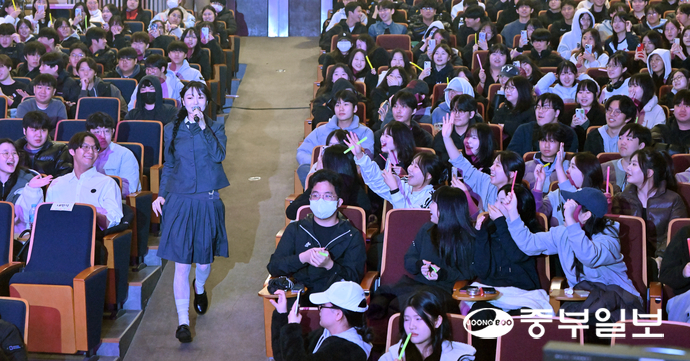 25일 오전 의왕시 계원예술대학교 우경아트홀에서 열린 ‘의왕시 고3 힐링 콘서트’에서 수능을 마친 고등학교 3학년 학생들이 다양한 콘서트 공연을 관람하며 즐거운 시간을 보내고 있다. 김경민기자