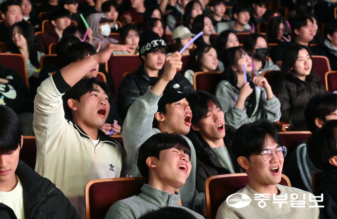 25일 오전 의왕시 계원예술대학교 우경아트홀에서 열린 ‘의왕시 고3 힐링 콘서트’에서 수능을 마친 고등학교 3학년 학생들이 다양한 콘서트 공연을 관람하며 즐거운 시간을 보내고 있다. 김경민기자