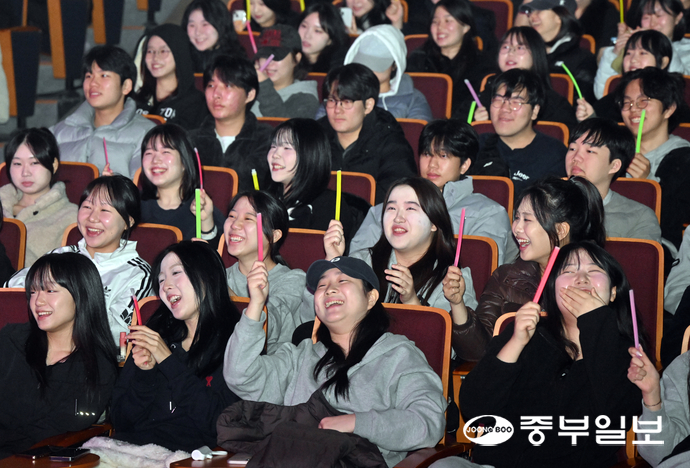 25일 오전 의왕시 계원예술대학교 우경아트홀에서 열린 ‘의왕시 고3 힐링 콘서트’에서 수능을 마친 고등학교 3학년 학생들이 다양한 콘서트 공연을 관람하며 즐거운 시간을 보내고 있다. 김경민기자