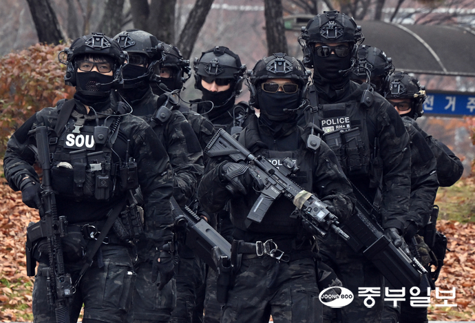 25일 오후 수원시 팔달구 수원월드컵경기장에서 드론 테러 상황을 가정한 ‘2025 경기남부 대테러 관계기관 합동훈련’이 진행되고 있다. 김경민기자