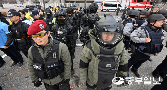 25일 오후 수원시 팔달구 수원월드컵경기장에서 드론 테러 상황을 가정한 ‘2025 경기남부 대테러 관계기관 합동훈련’이 진행되고 있다. 김경민기자