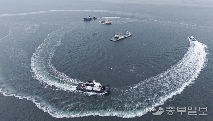 선박사고 대응체계를 점검을 위한 레디 코리아(READY Korea) 4차 훈련이 25일 인천시 중구 연안여객터미널 앞 해상에서 열린 가운데 해경 경비함이 선박의 화재를 진화하고 있다.정선식기자