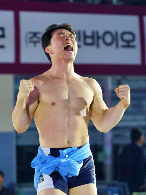 지난 24일 경북 의성종합체육관에서 열린 2025 의성천하장사씨름대축제  소백급(72㎏이하) 장사 결정전서 우승을 확정한 임종걸(수원시청)이 포효하고 있다. 사진=대한씨름협회