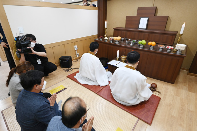 지난 2021년 8월 수원의 한 장례식장에서 공영장례가 진행되는 모습. 사진=수원시