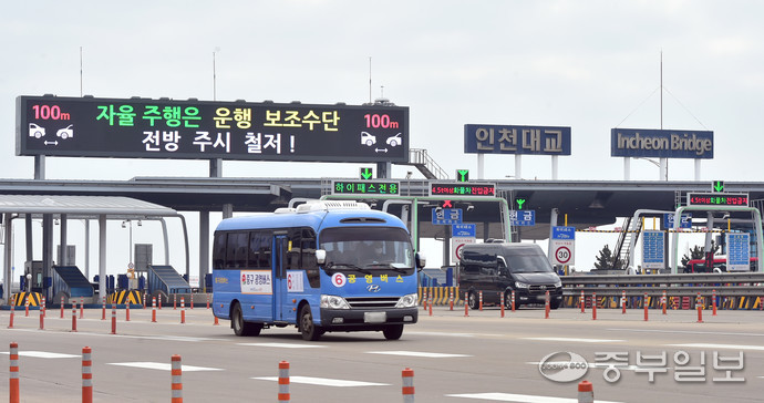 인천 중구 인천대교 톨게이트로 차량들이 지나가고 있다.정선식기자