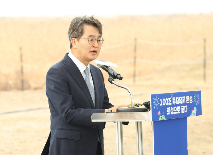 25일 오전 스타베이시티 부지에서 열린 화성 국제테마파크 100조+ 투자유치 달성 기념행사에서 김동연 경기도지사가 인사말을 하고있다. 사진=경기도청