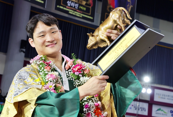 2025 의성 천하장사 씨름 대축제 금강급에서 우승한 김기수(수원시청)가 황소트로피를 들고 기념촬영을 하고 있다. 사진=대한씨름협회