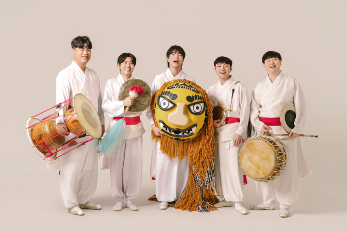 오는 30일 안성맞춤랜드 반말마당에서 창작 역사 연희극 ‘낙향: 희망의 꽃을 피우다’를 개최하는 타악그룹 언락 멤버들. 사진=타악그룹 언락