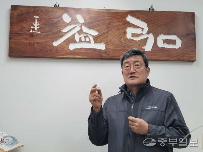 25일 김동진 ㈜도명디앤 대표가 하남시 덕풍동에 위치한 회사 사무실에서 중부일보와 인터뷰를 하고 있다.