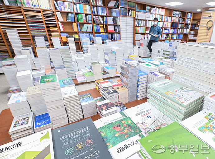 '전공 교재까지 PDF가 대체'...학생 발길 끊긴 '대학교내 서점' 존립 위기 - 뉴스 썸네일 이미지