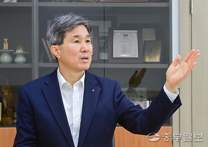 [와이드인터뷰] 배정완 경기도관광협회 회장 "관광은 연결의 산업... 머... - 뉴스 썸네일 이미지