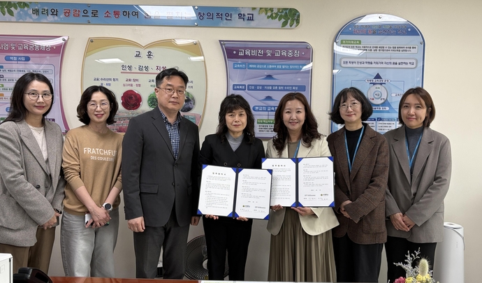 군포시청소년상담복지센터와 수리중학교 관계자들이 4월 1일 업무협약을 체결하고 기념촬영을 하고 있다. 사진=군포시청소년재단