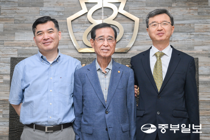 대한적십자사의 고액 기부자 모임 레드크로스 아너스클럽에 연이어 가입하는 등 ‘고액 기부’를 실천한 삼부자가 25일 군포시의 ㈜팔복시스템에서 중부일보와 인터뷰 후 사진 촬영을 하고 있다. 사진 왼쪽부터 차남 장상안 ㈜팔복시스템 전무이사, 아버지 장대우 ㈜팔복시스템 대표이사, 장남 장상귀 변호사. 임채운기자